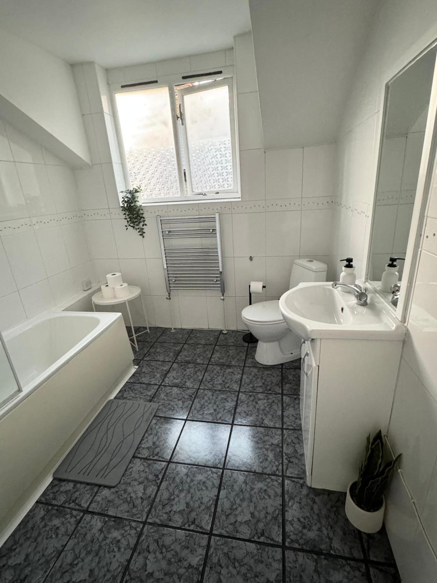 Spacious 2 Bed Flat In London Exterior foto